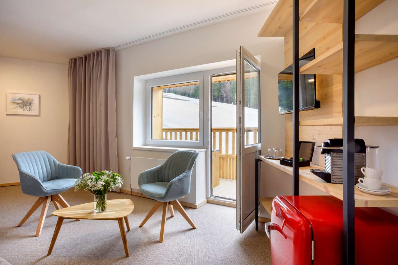 Dvoulůžkový superior pokoj s balkonem a rozkládací pohovkou | Bellevue Ski & Spa Hotel Harrachov 