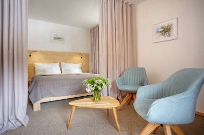 Dvoulůžkový superior pokoj s balkonem a rozkládací pohovkou | Bellevue Ski & Spa Hotel Harrachov 